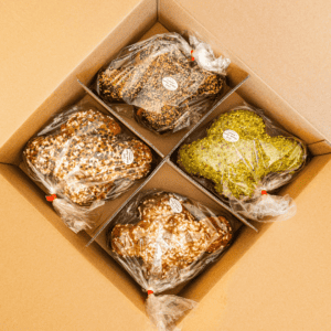 Il box 4 colombe artigianali Antichi Sapori nasce per farti provare tutti i nostri golosi gusti: classica con uvetta e canditi, al cioccolato, al pistacchio, alla nocciola IGP, pesca e amaretto.
